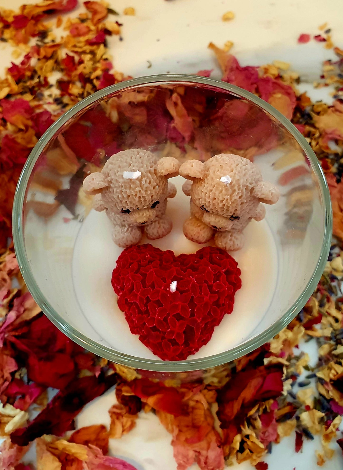 Teddies in love set in a 30cl glass